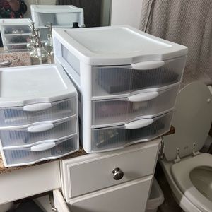 Lot of 2 plastic drawers